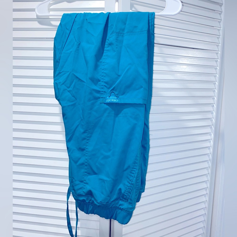 CHEROKEE TEAL. SCRUB TOP (SIZE M) AND BOTTOM (SIZE L). GENTLY WORN